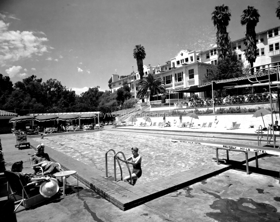 Beverly Hills Hotel 1938 Pool and Cabana.jpg